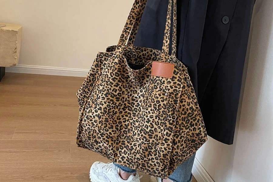 Trendy leopard purse